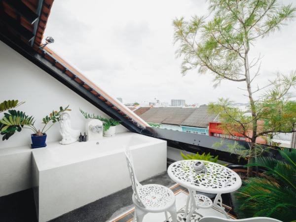 Xinlor House - Phuket Old Town : photo 7 de la chambre suite avec jacuzzi