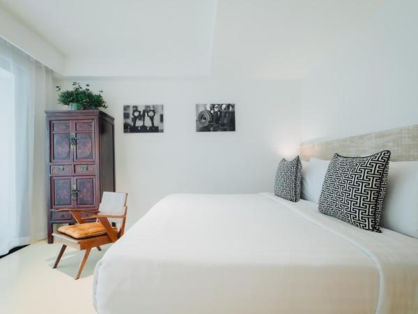 Xinlor House - Phuket Old Town : photo 5 de la chambre suite lit king-size avec balcon