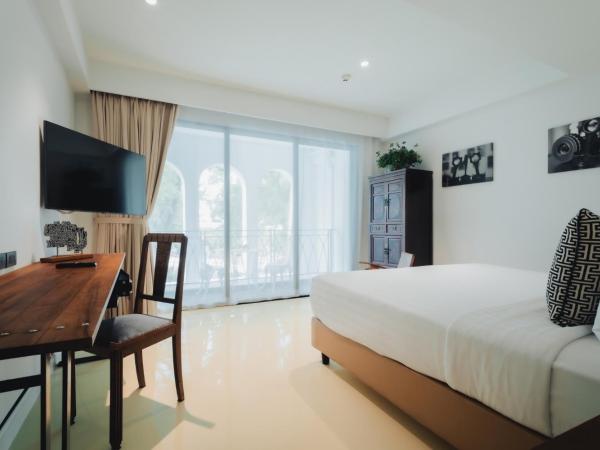 Xinlor House - Phuket Old Town : photo 3 de la chambre suite lit king-size avec balcon