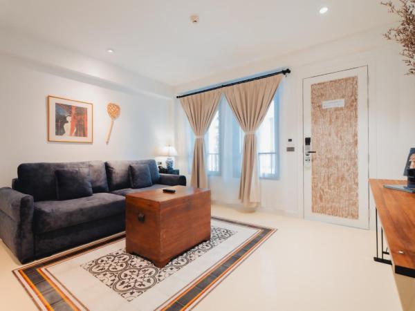 Xinlor House - Phuket Old Town : photo 2 de la chambre suite lit king-size avec balcon