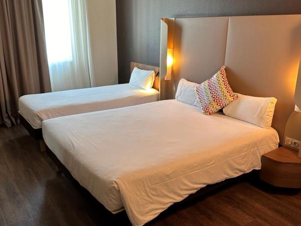 Campanile Saint Jean de Luz : photo 2 de la chambre chambre nouvelle génération - 1 lit double et 1 lit simple