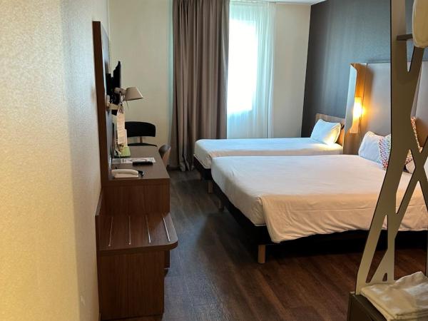 Campanile Saint Jean de Luz : photo 3 de la chambre chambre nouvelle génération - 1 lit double et 1 lit simple