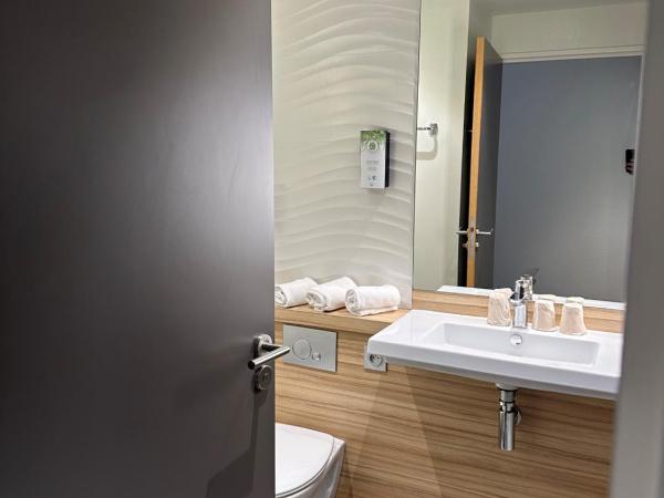 Campanile Saint Jean de Luz : photo 1 de la chambre chambre nouvelle génération - 1 lit double et 1 lit simple