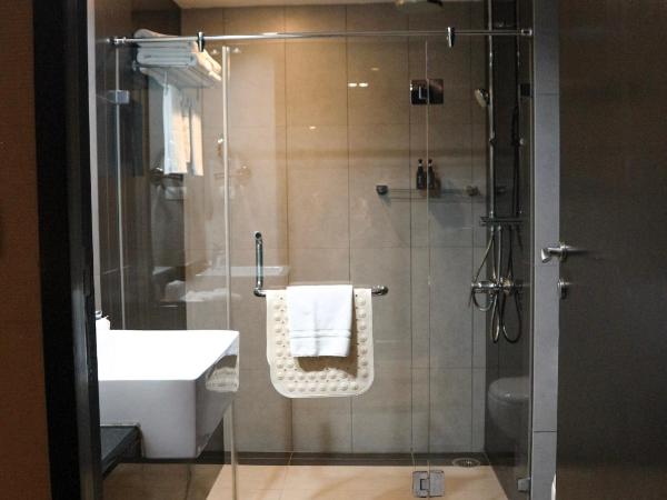 Golden Tulip Mandison Suites : photo 4 de la chambre suite lit king-size familiale