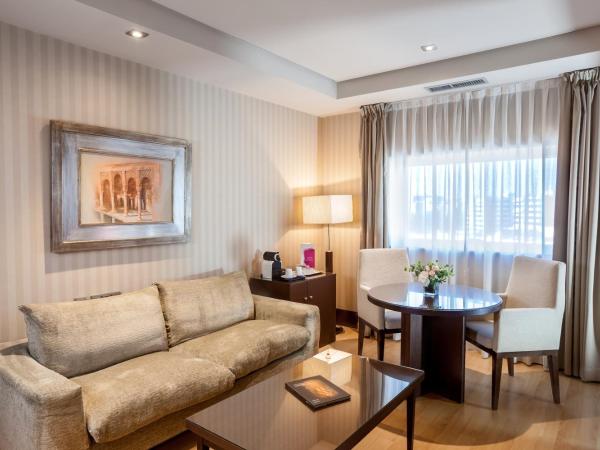 Barceló Granada Congress : photo 1 de la chambre suite junior avec baignoire spa