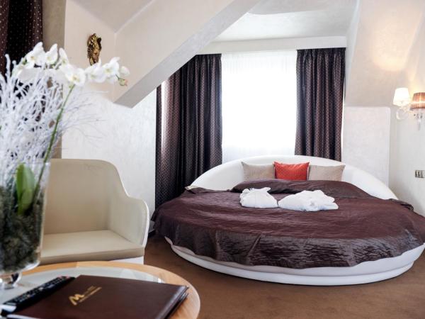 Myo Hotel Mysterius : photo 5 de la chambre suite junior de luxe mansardée - vue sur ville (2 adultes)