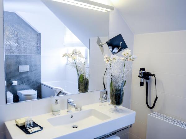 Myo Hotel Mysterius : photo 4 de la chambre suite junior de luxe mansardée - vue sur ville (2 adultes)