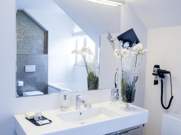 Myo Hotel Mysterius : photo 3 de la chambre suite junior de luxe mansardée - vue sur ville (2 adultes)