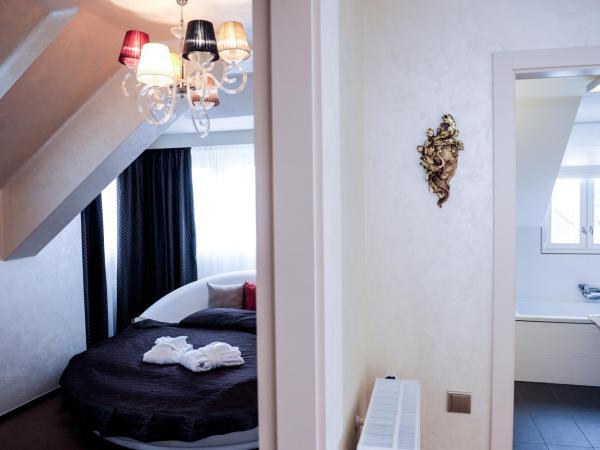 Myo Hotel Mysterius : photo 2 de la chambre suite junior de luxe mansardée - vue sur ville (2 adultes)