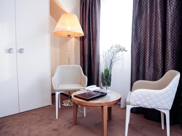 Myo Hotel Mysterius : photo 1 de la chambre suite junior de luxe mansardée - vue sur ville (2 adultes)