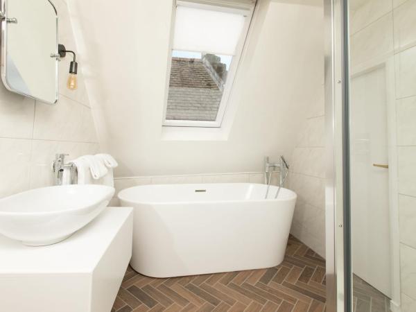 Celentano's Restaurant with Rooms : photo 10 de la chambre chambre lit king-size de luxe