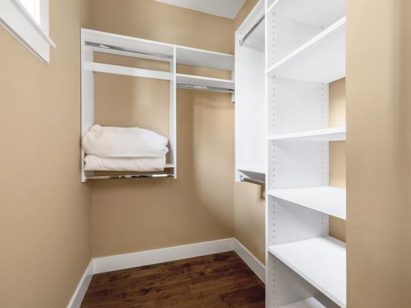 Luxurious Dream House : photo 1 de la chambre chambre lit queen-size avec salle de bains commune 