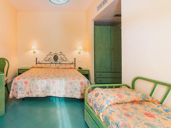 Hotel Terme Zi Carmela : photo 1 de la chambre chambre triple