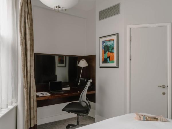 Club Quarters Hotel Trafalgar Square, London : photo 6 de la chambre petite chambre lit queen-size