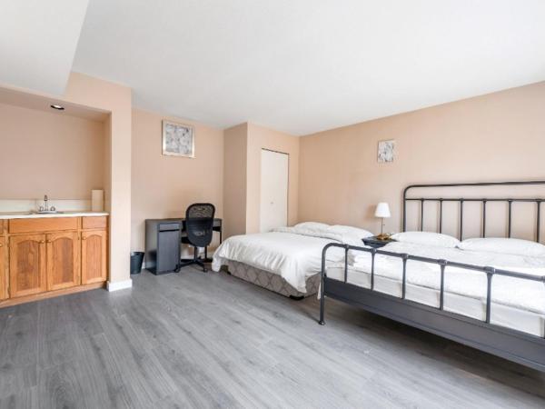 Charming Stay in Prime Vancouver Location : photo 2 de la chambre chambre quadruple avec salle de bains commune