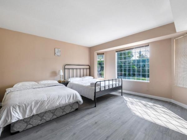 Charming Stay in Prime Vancouver Location : photo 1 de la chambre chambre quadruple avec salle de bains commune