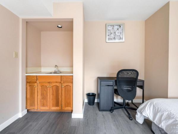 Charming Stay in Prime Vancouver Location : photo 3 de la chambre chambre quadruple avec salle de bains commune