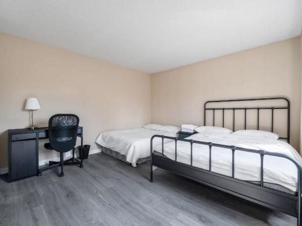 Charming Stay in Prime Vancouver Location : photo 1 de la chambre chambre quadruple avec salle de bains commune