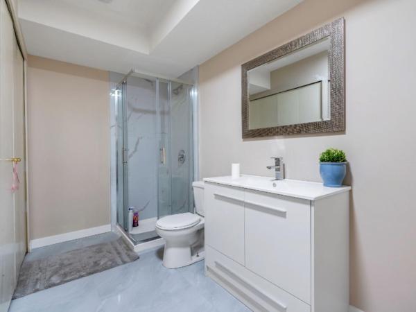 Charming Stay in Prime Vancouver Location : photo 2 de la chambre chambre quadruple avec salle de bains commune