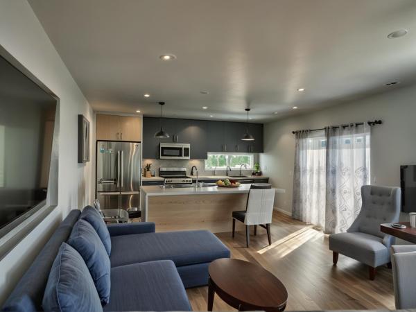 Hollywood Homes minutes to everything SPACIOUS AND FREE PARKING : photo 1 de la chambre one-bedroom apartment at mariposa