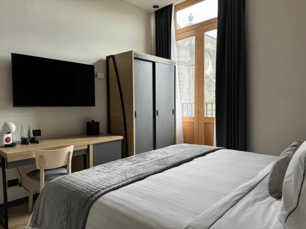 Hotel Catedral : photo 1 de la chambre chambre lit king-size avec balcon