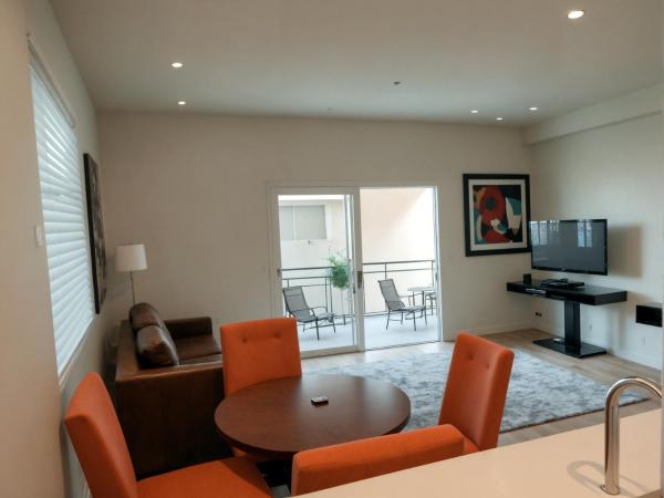 Hollywood Homes minutes to everything SPACIOUS AND FREE PARKING : photo 3 de la chambre four-bedroom townhouse at mariposa
