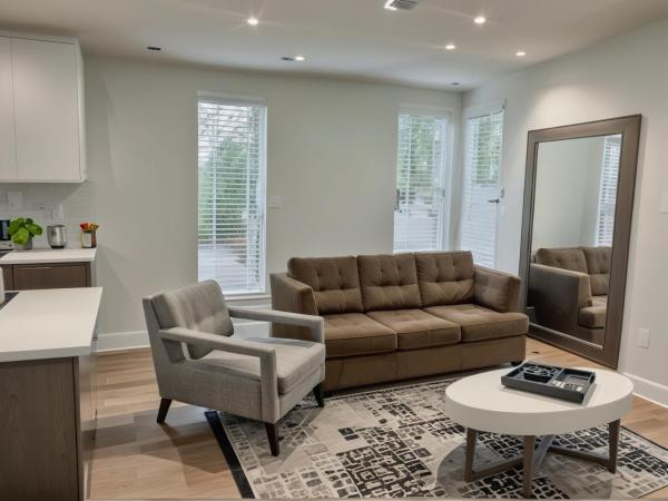 Hollywood Homes minutes to everything SPACIOUS AND FREE PARKING : photo 1 de la chambre three-bedroom deluxe townhouse at manhattan