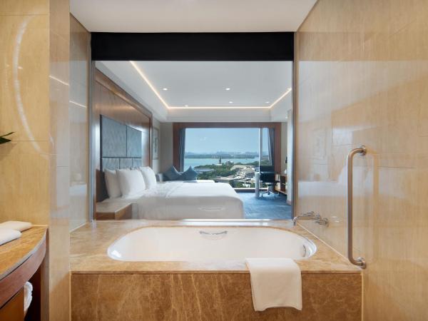 Four Points by Sheraton Suzhou : photo 3 de la chambre chambre lit king-size - vue sur lac