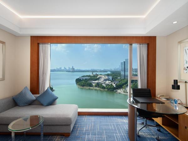 Four Points by Sheraton Suzhou : photo 2 de la chambre chambre lit king-size - vue sur lac