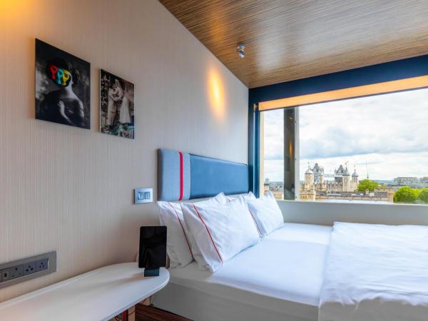 citizenM Tower of London : photo 5 de la chambre chambre lit king-size - vue sur tour de londres