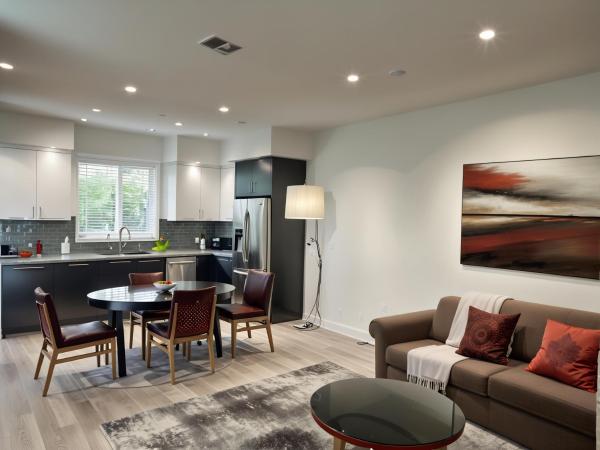 Hollywood Homes minutes to everything SPACIOUS AND FREE PARKING : photo 1 de la chambre two-bedroom townhouse at barton