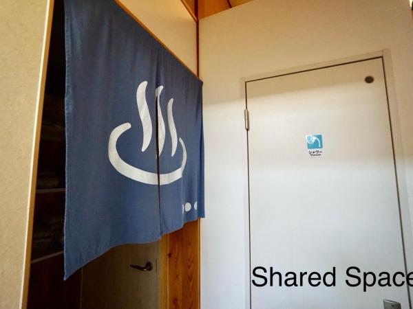 Villa Kyoto Saiin : photo 5 de la chambre chambre lits jumeaux avec matelas futon et salle de bains commune