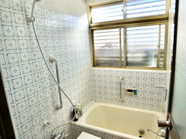 Villa Kyoto Saiin : photo 7 de la chambre chambre lits jumeaux avec matelas futon et salle de bains commune