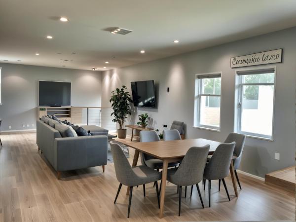 Hollywood Homes minutes to everything SPACIOUS AND FREE PARKING : photo 2 de la chambre three-bedroom townhouse at mc cadden