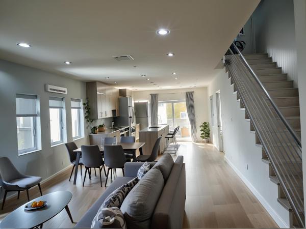 Hollywood Homes minutes to everything SPACIOUS AND FREE PARKING : photo 3 de la chambre three-bedroom townhouse at mc cadden