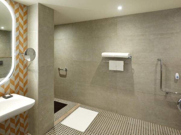 The Connaught, New Delhi- IHCL SeleQtions : photo 1 de la chambre executive suite, king bed with 15% discount on food and beverages at the hub and 15% discount on laundry