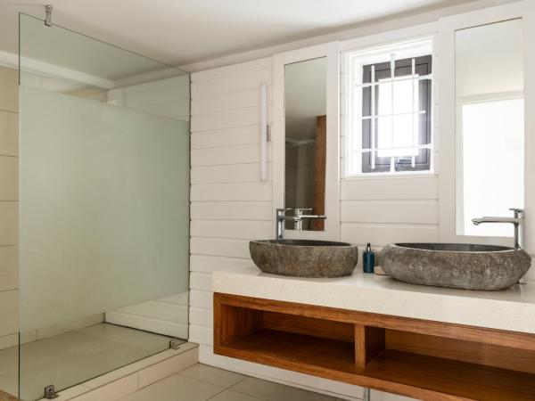 Constance Sakoa Boutik : photo 8 de la chambre suite face à la plage