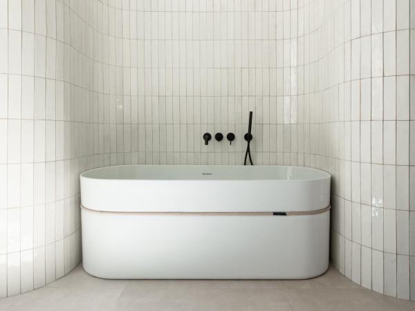 Mouchki : photo 2 de la chambre chambre double deluxe avec baignoire