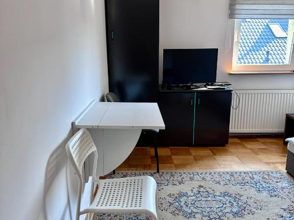 Pokoje na Zaciszu - Metro Zacisze : photo 3 de la chambre petite chambre simple