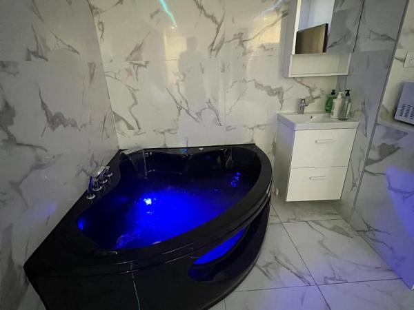 Suite Romantique balneo st Charles : photo 8 de la chambre chambre deluxe