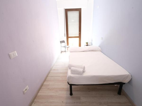 Hostel 3 : photo 3 de la chambre chambre simple avec salle de bains commune