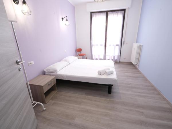 Hostel 3 : photo 4 de la chambre chambre lits jumeaux avec salle de bains commune