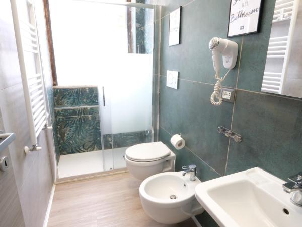 Hostel 3 : photo 3 de la chambre chambre triple avec salle de bains commune