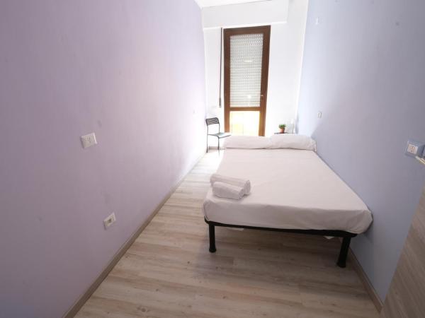 Hostel 3 : photo 8 de la chambre chambre simple avec salle de bains commune