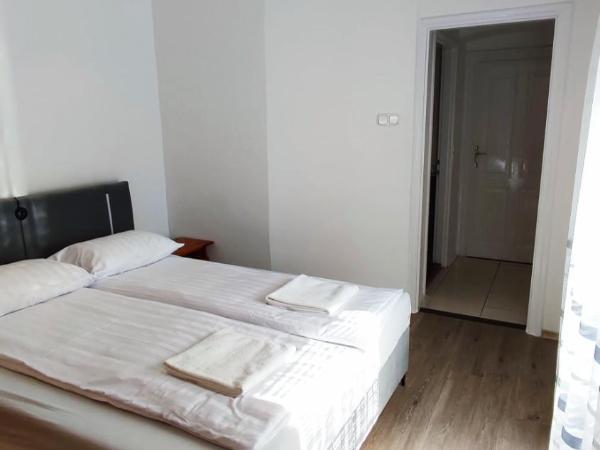 OKSZI Vendégház : photo 3 de la chambre chambre lits jumeaux avec salle de bains privative séparée