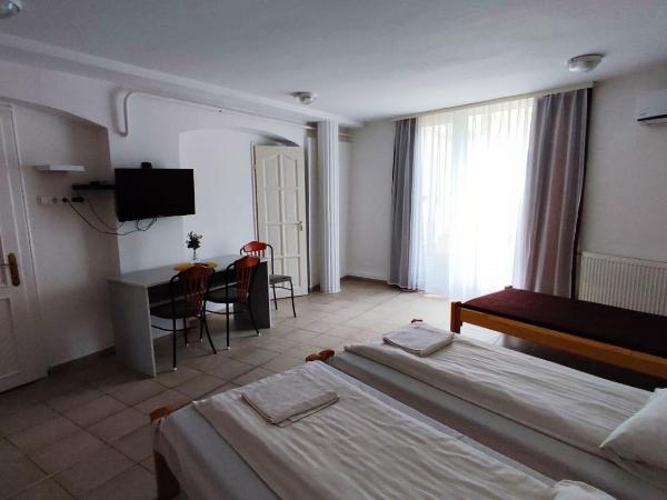 OKSZI Vendégház : photo 3 de la chambre chambre triple - vue sur jardin