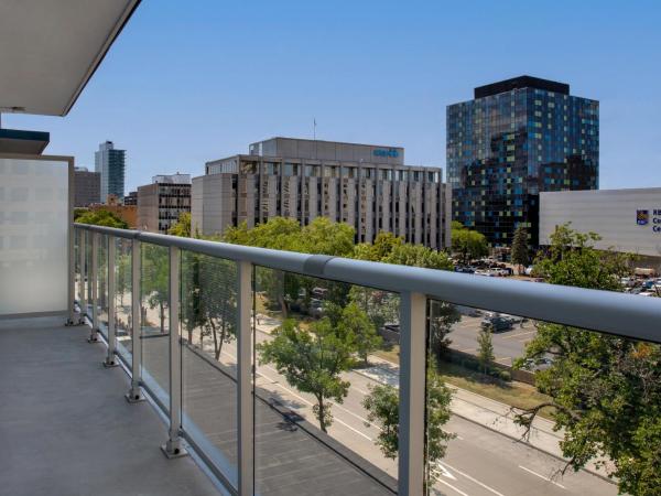 Hampton Inn By Hilton Winnipeg Downtown : photo 5 de la chambre king studio suite with balcony and wet bar