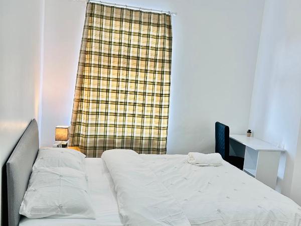 Spacious Double Bed Room in New Moston : photo 1 de la chambre chambre double deluxe