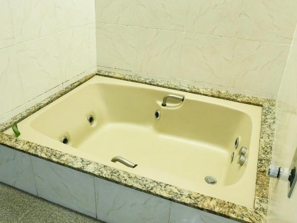 Midway Hotel : photo 5 de la chambre suite deluxe avec baignoire spa