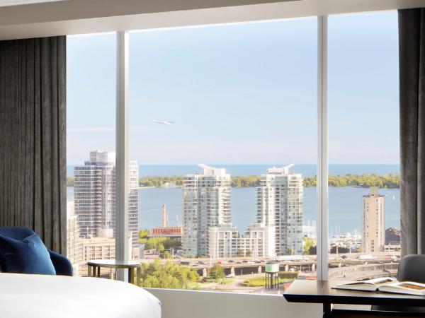 The Ritz-Carlton, Toronto : photo 4 de la chambre chambre 1 lit king-size - vue sur lac ontario